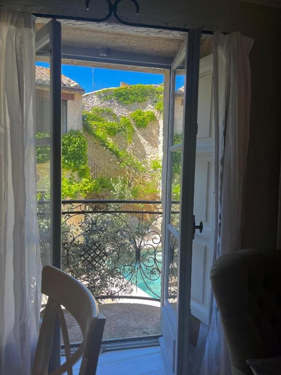 Double Room with Pool View room - Image 3