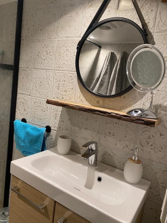 Twin Room with Private Bathroom room - Image 3