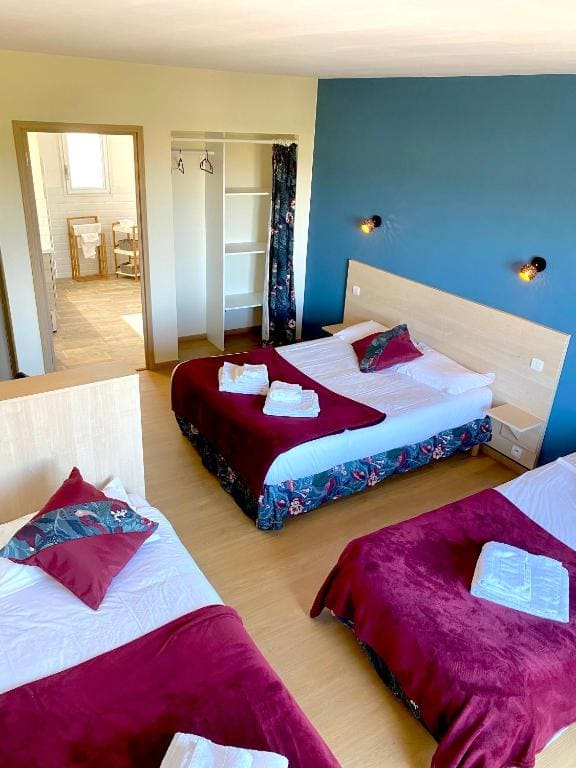 Quadruple Room with Balcony room - Image 2
