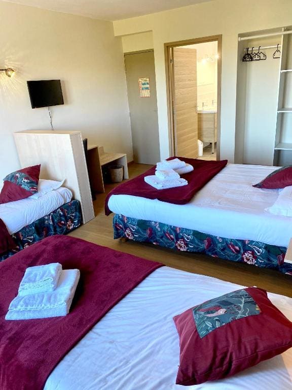 Quadruple Room with Balcony room - Image 3