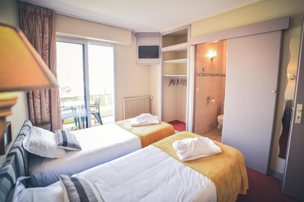 Twin Room with Balcony room - Image 1