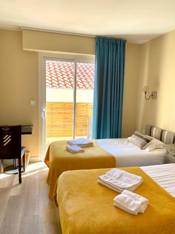 Twin Room with Balcony room - Image 2