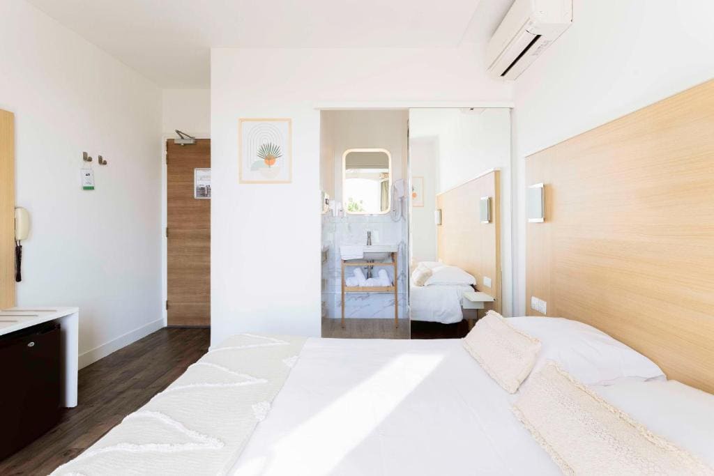 Budget Double Room - Street Side room - Image 2
