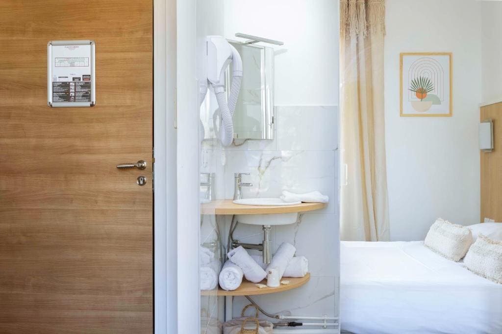 Budget Double Room - Street Side room - Image 1