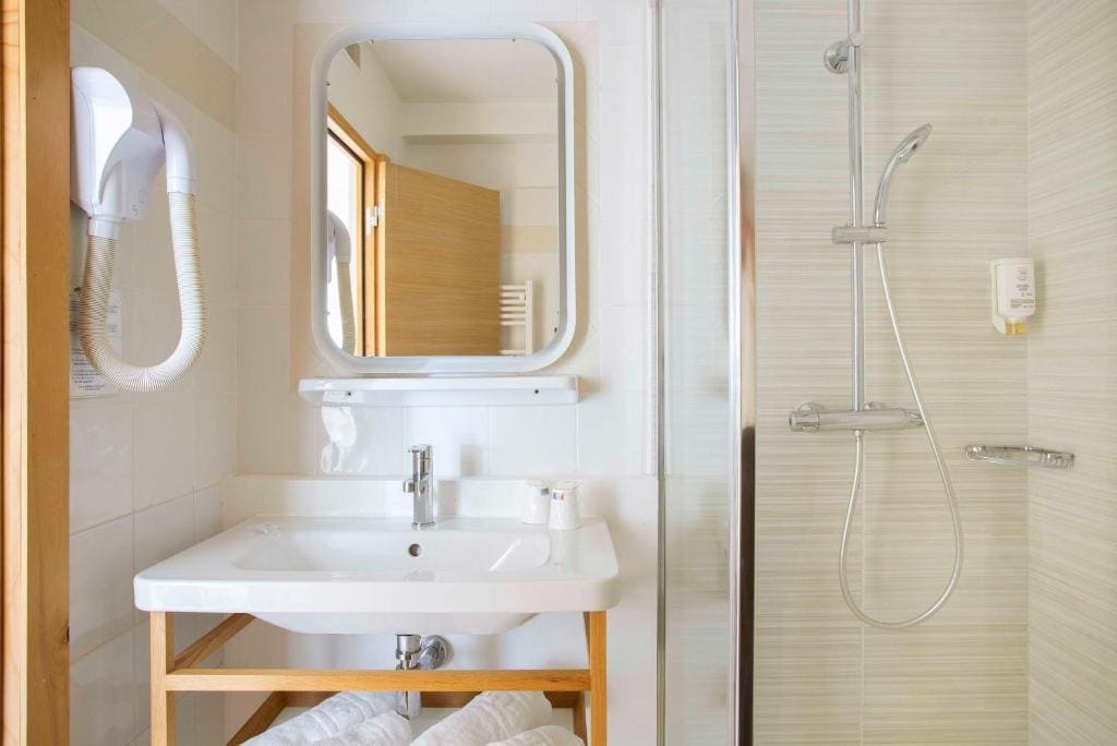 Double or Twin Superior Room with balcony room - Image 3