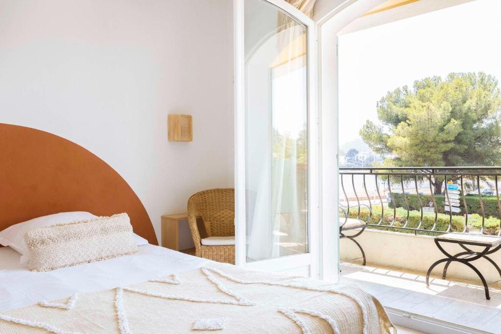 Double or Twin Superior Room with balcony room - Image 2