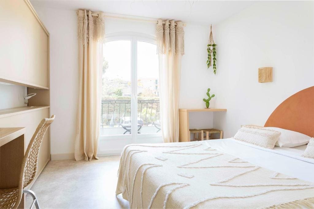 Family Room with Balcony room - Image 2