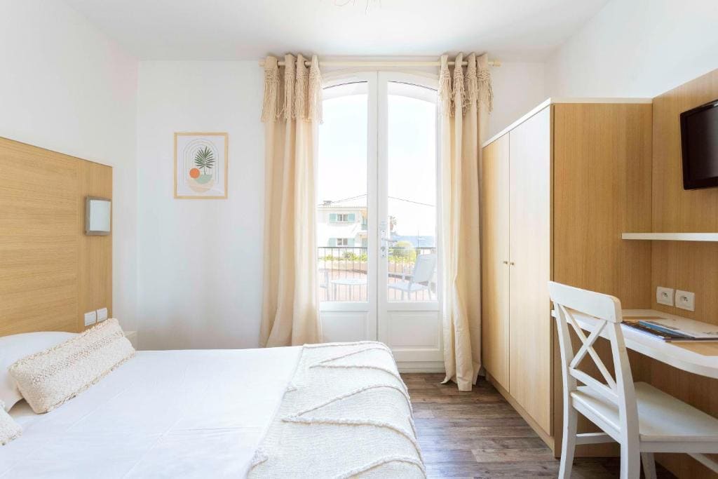 Standard Twin/Double Room with Balcony room - Image 3