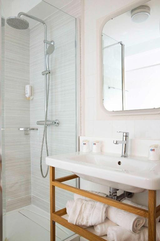 Superior Triple Room with Balcony room - Image 2