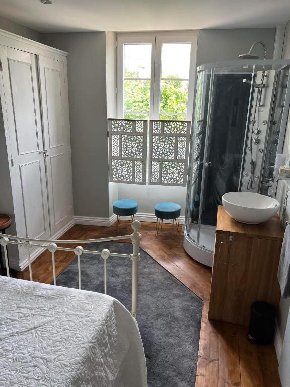 Double Room with Shared Toilet room - Image 1