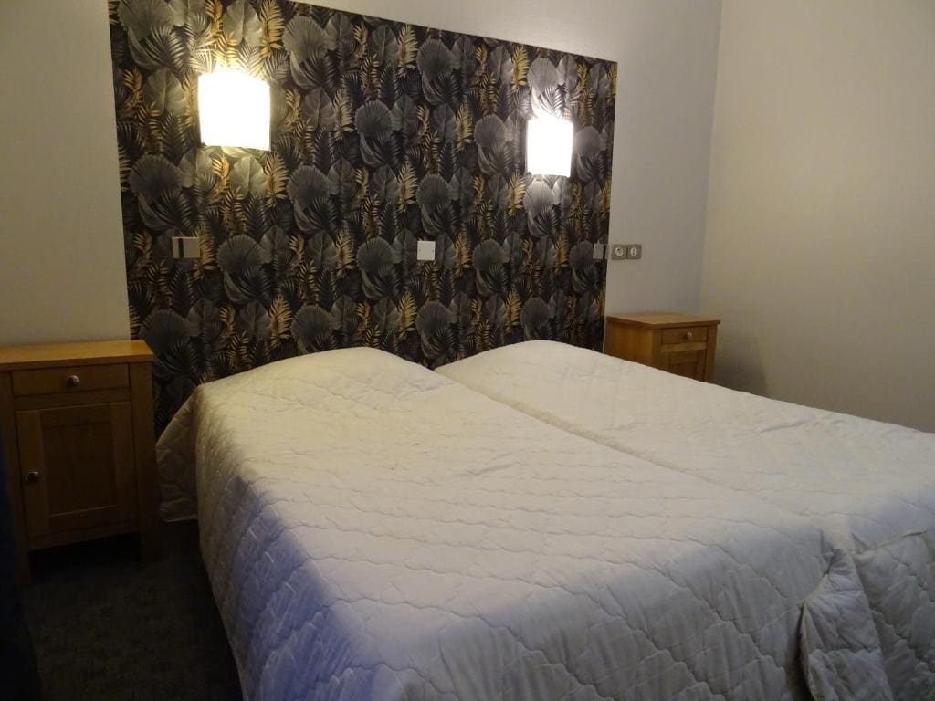 Twin Room with Shower room - Image 1