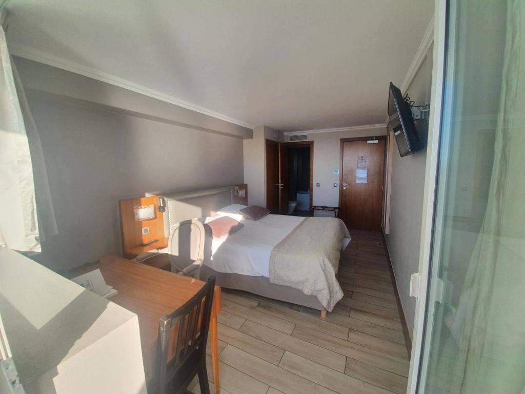 Superior Double Room with Sea View room - Image 2