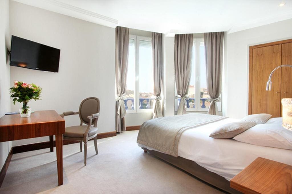 Superior Double Room with Sea View room - Image 3