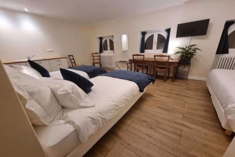 Family Room room - Image 3