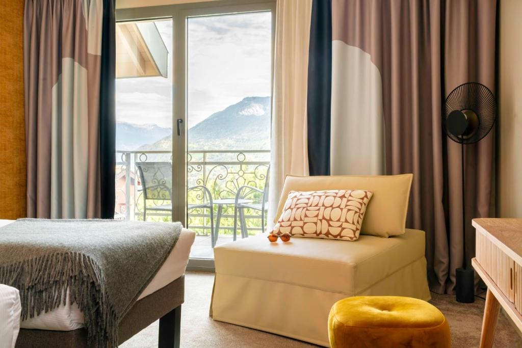 Classic Room with Double Bed and Single Sofa Bed room - Image 3
