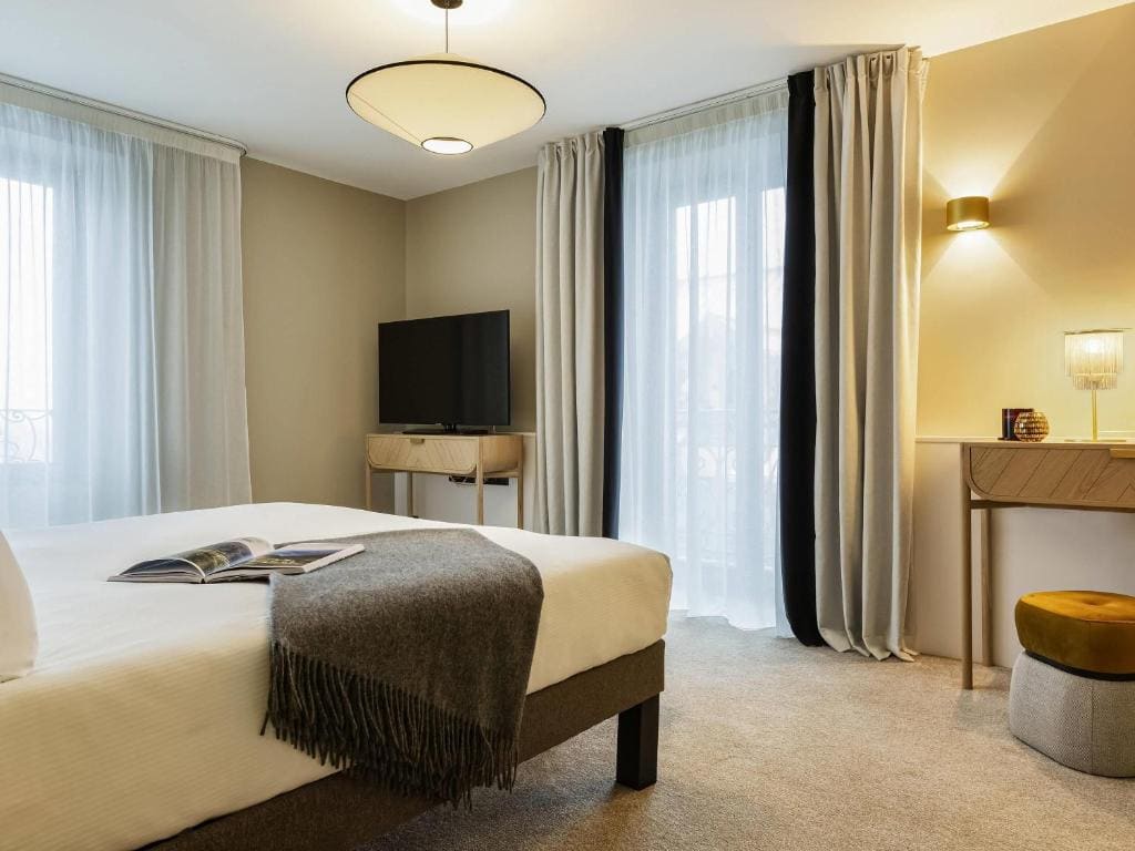 Junior Double Suite with Double Sofa Bed room - Image 3
