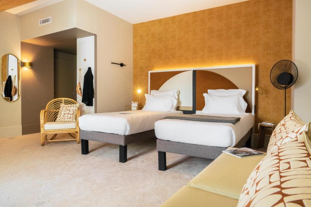 Junior Double Suite with Double Sofa Bed room - Image 2