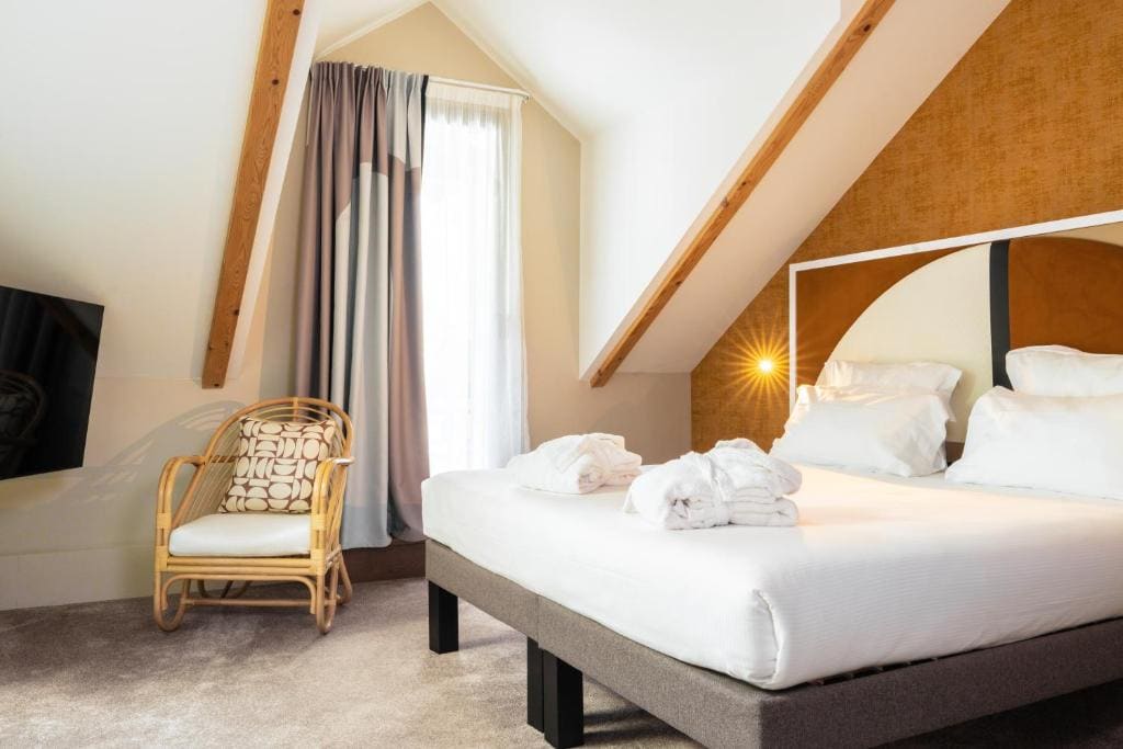 Superior Double Room with Sofa room - Image 1