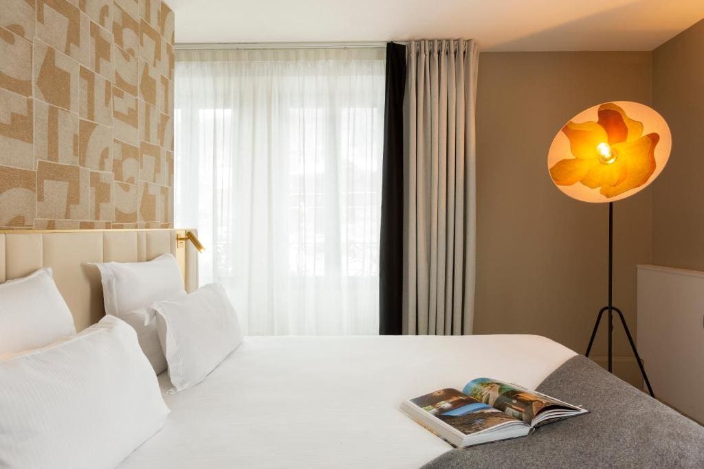 Junior Double Suite with Double Sofa Bed room - Image 1