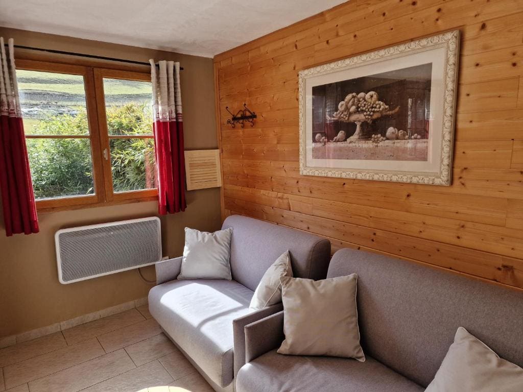 One-Bedroom Cottage room - Image 1