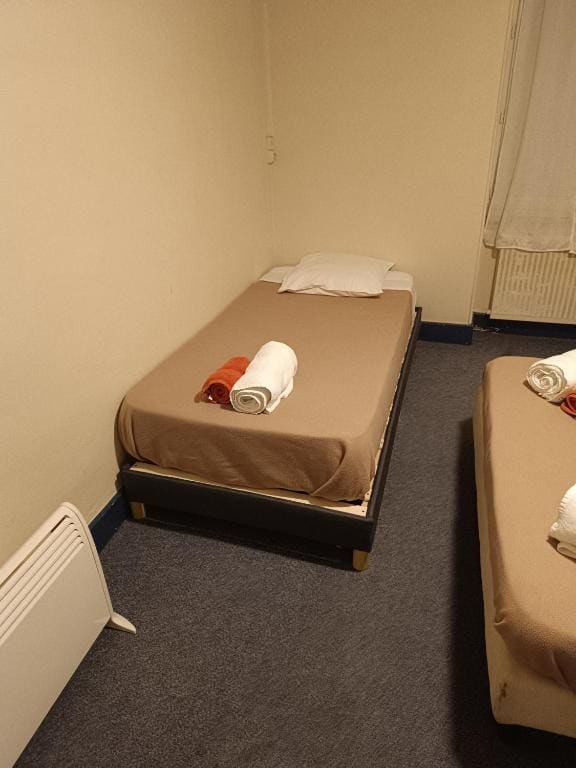Basic Triple Room with Shared Bathroom room - Image 2