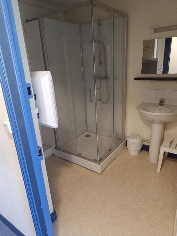 Basic Triple Room with Shared Bathroom room - Image 3