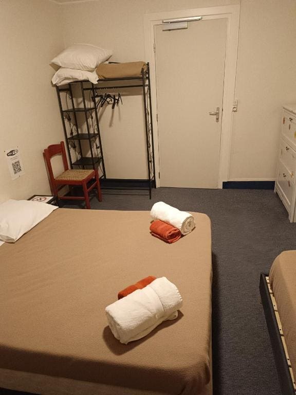 Basic Triple Room with Shared Bathroom room - Image 1