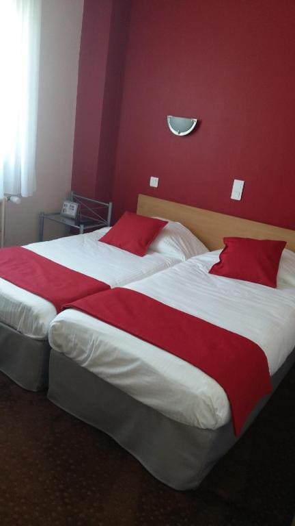 Standard Twin Room room - Image 3