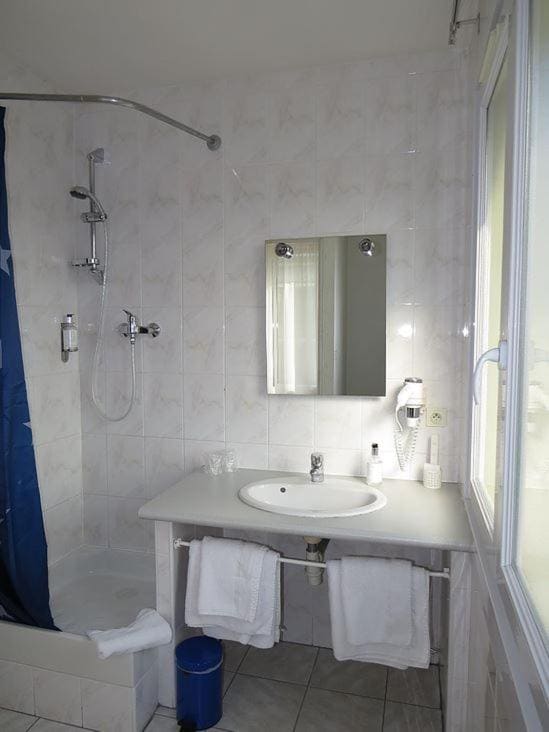 Standard Twin Room room - Image 1