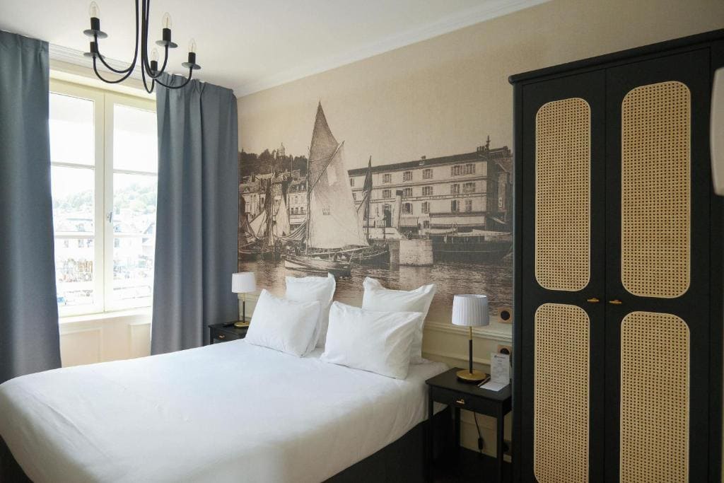 Superior Triple Room with Harbour Entrance View room - Image 3