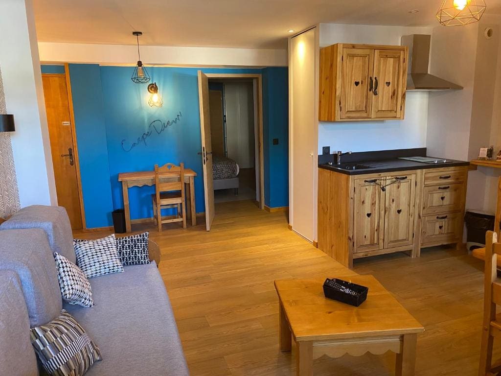 One-Bedroom Apartment with Balcony and Mountain View room - Image 2