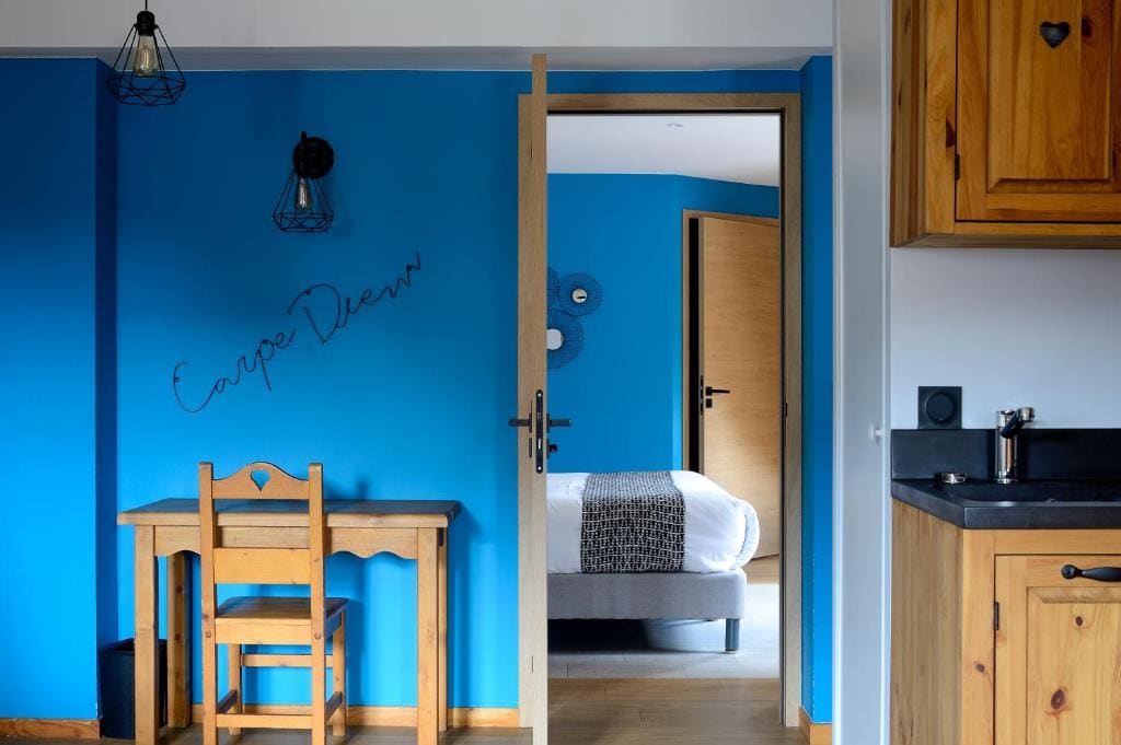 One-Bedroom Apartment room - Image 1