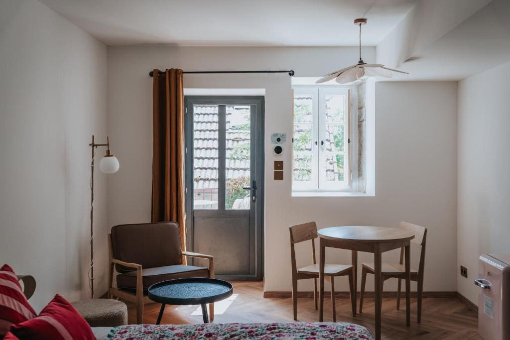 Double Room with Balcony room - Image 2
