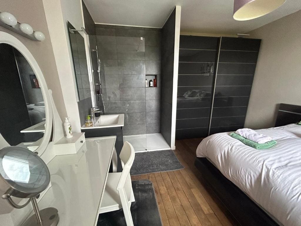 Standard Double Room with private external toilet room - Image 3