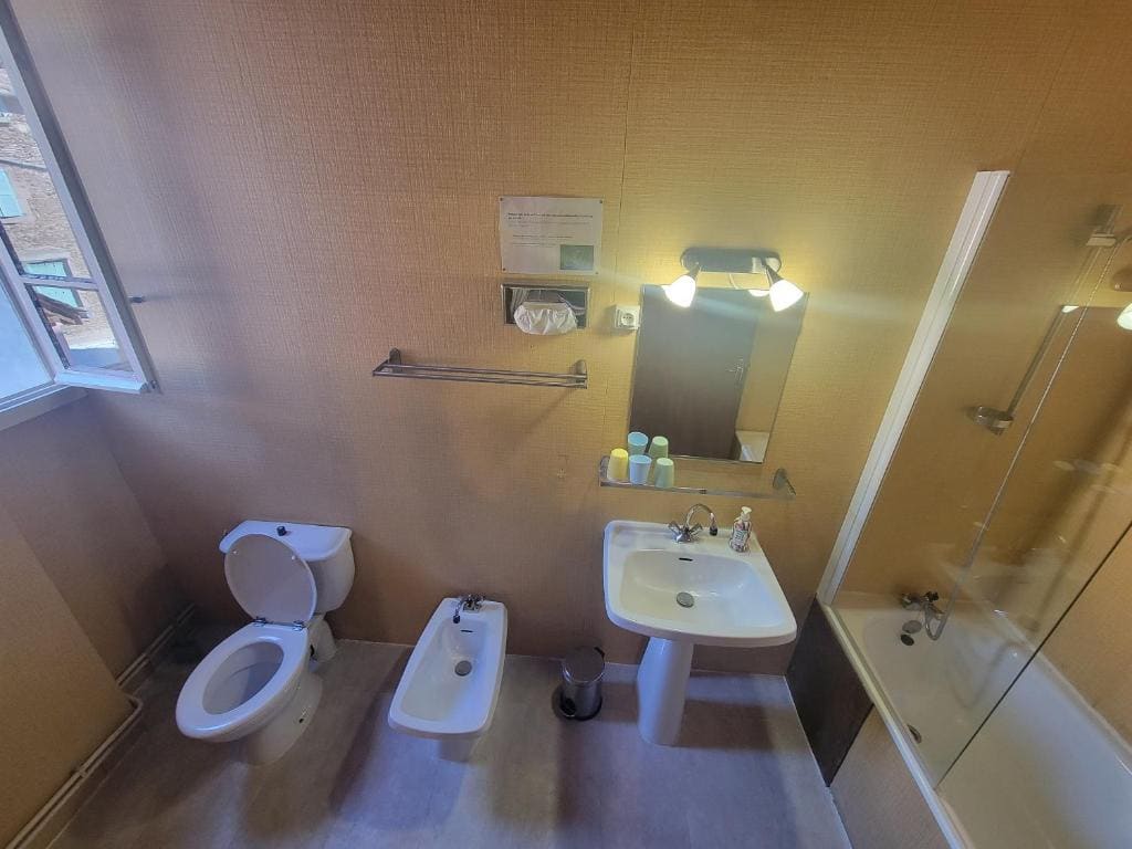 Family Room with Private Bathroom room - Image 2