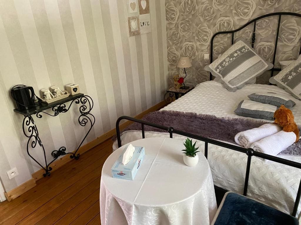 Double Room with Shared Bathroom room - Image 3