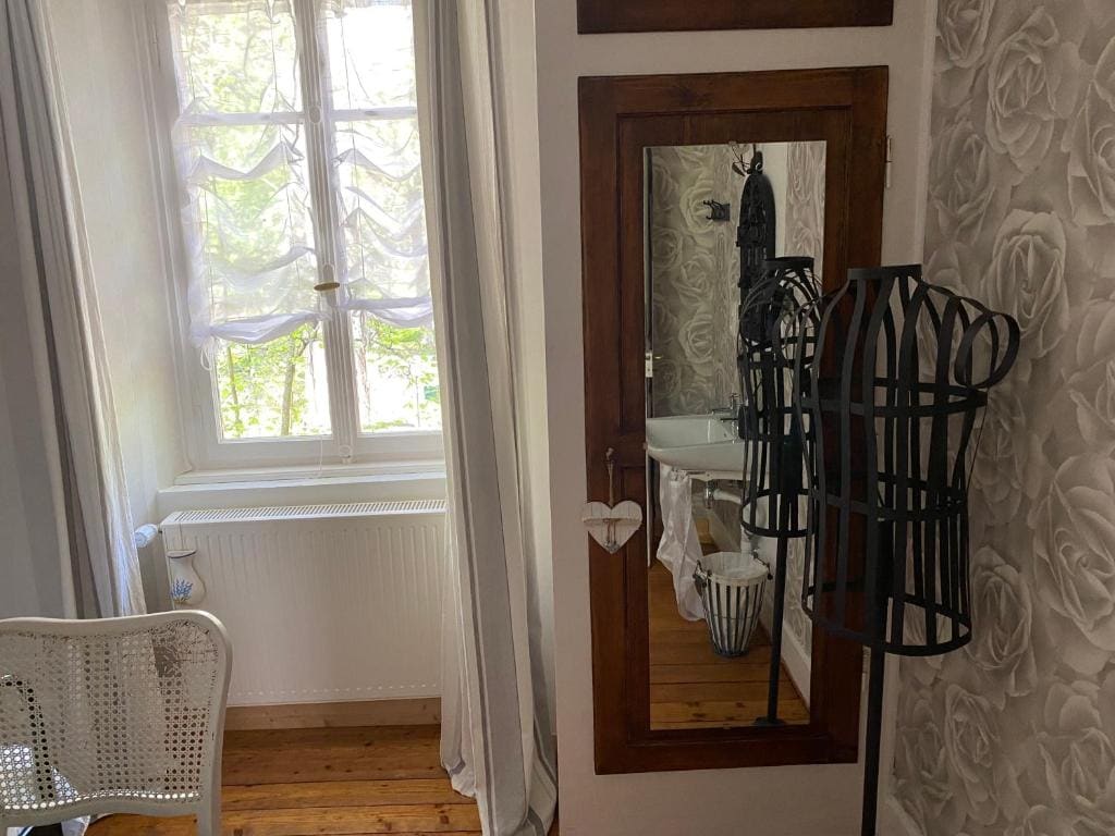 Double Room with Shared Bathroom room - Image 2