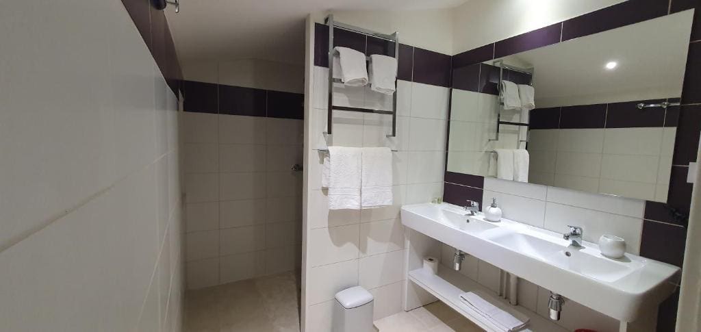 Double Room with Pool View room - Image 3