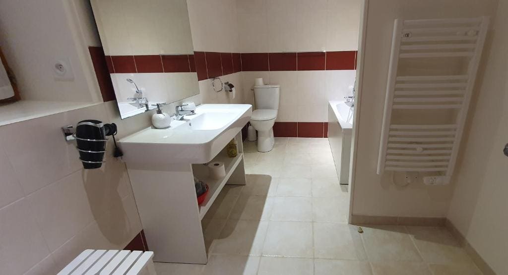 King Room with Roll-In Shower - Disability Access room - Image 2