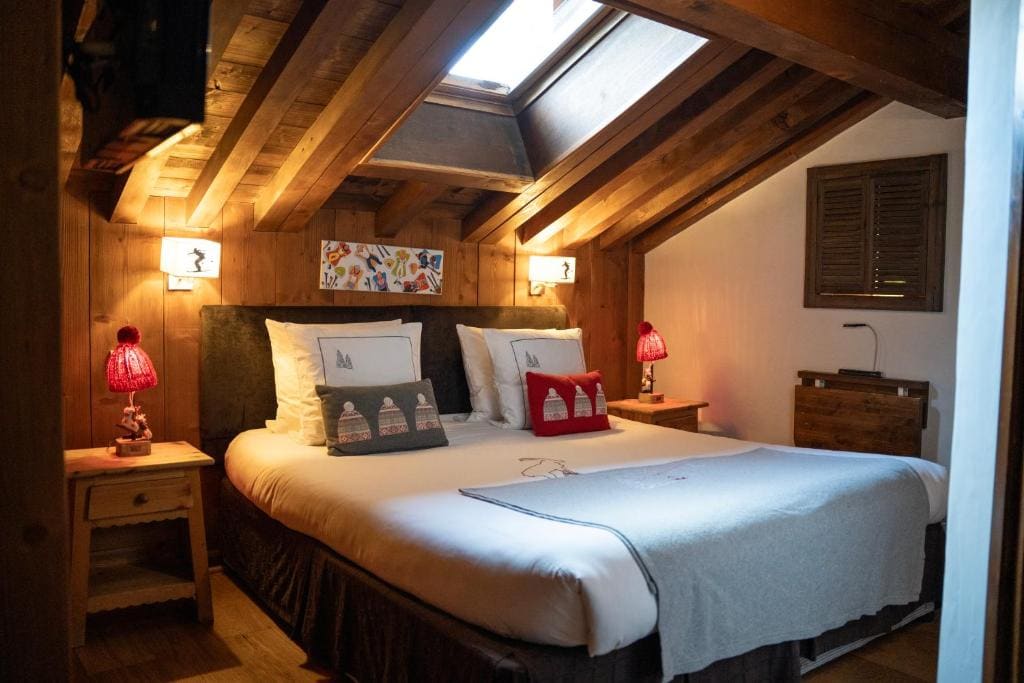 Small Double Attic Room with Velux room - Image 2