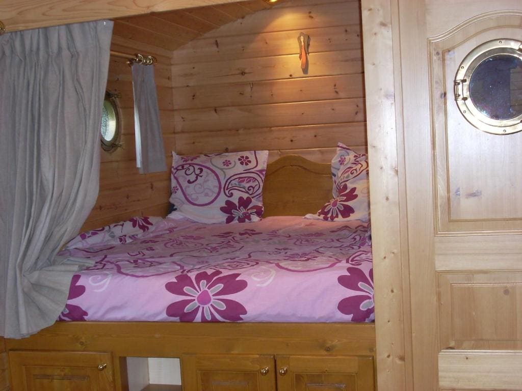 Wooden Caravan room - Image 3