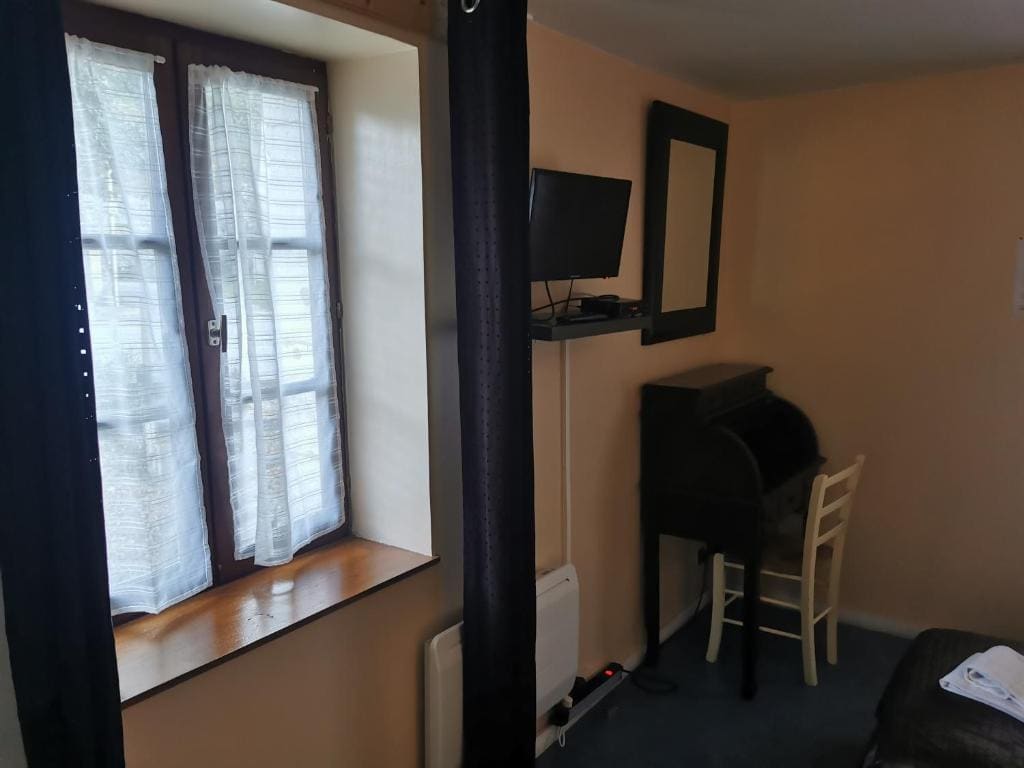 Twin Room with Private External Bathroom room - Image 2