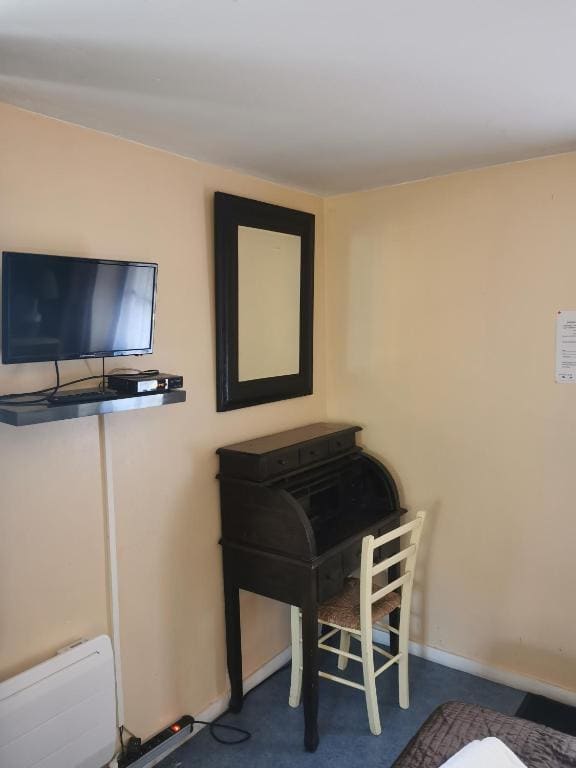 Twin Room with Private External Bathroom room - Image 1