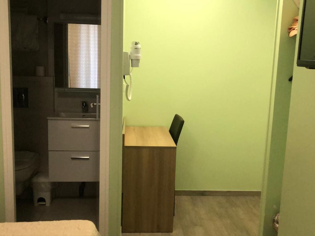 Standard Twin Room room - Image 3