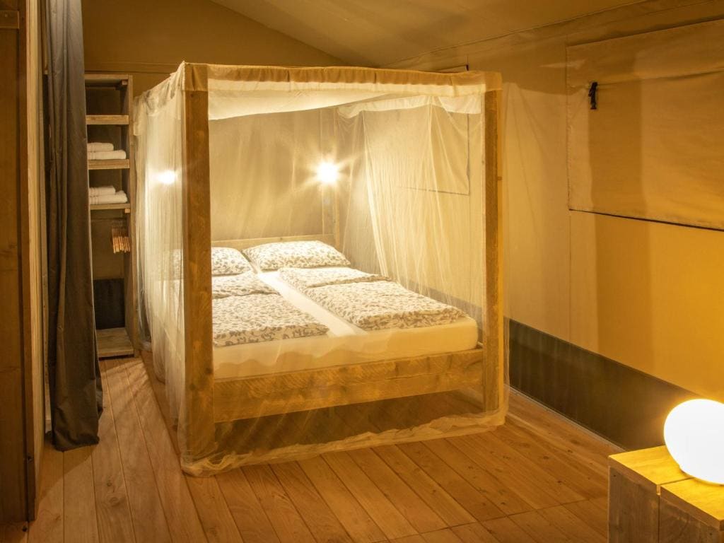 Wood Lodge room - Image 1