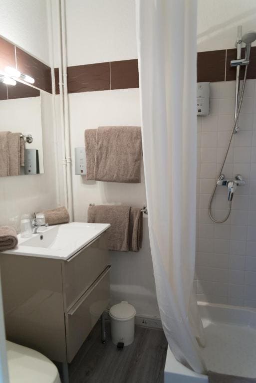 Standard Quadruple Room room - Image 2