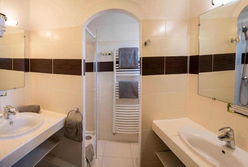 Superior Quadruple Room room - Image 3