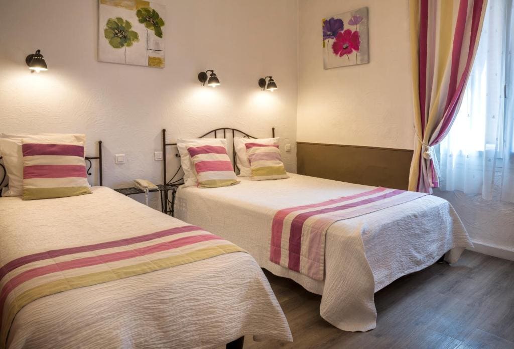 Superior Triple Room room - Image 1