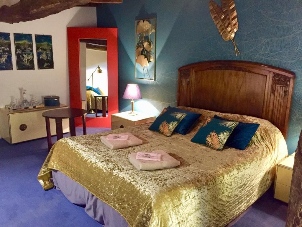 Basic Triple Room with Shared Bathroom room - Image 1
