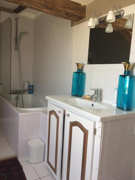 Standard Double Room with Shared Bathroom room - Image 3